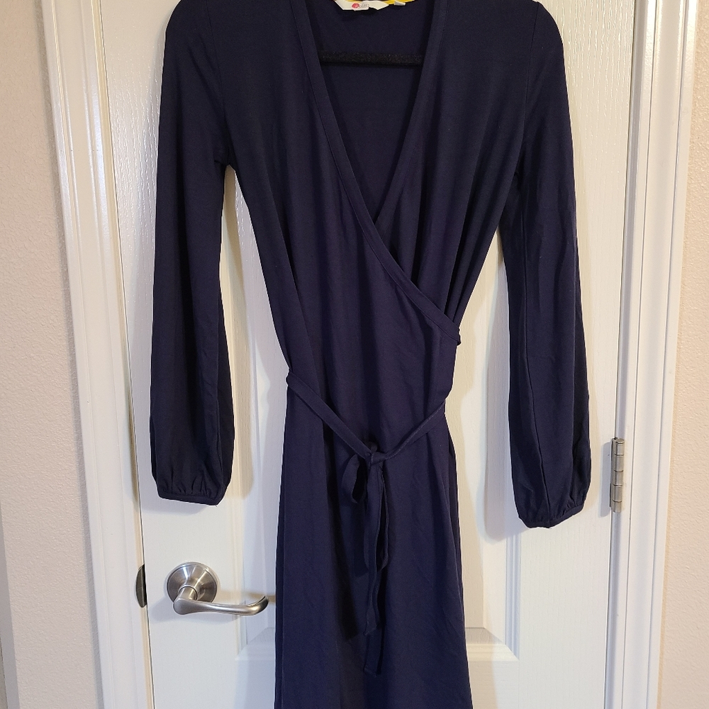 Boden wrap dress like new size 4p Navy blue.